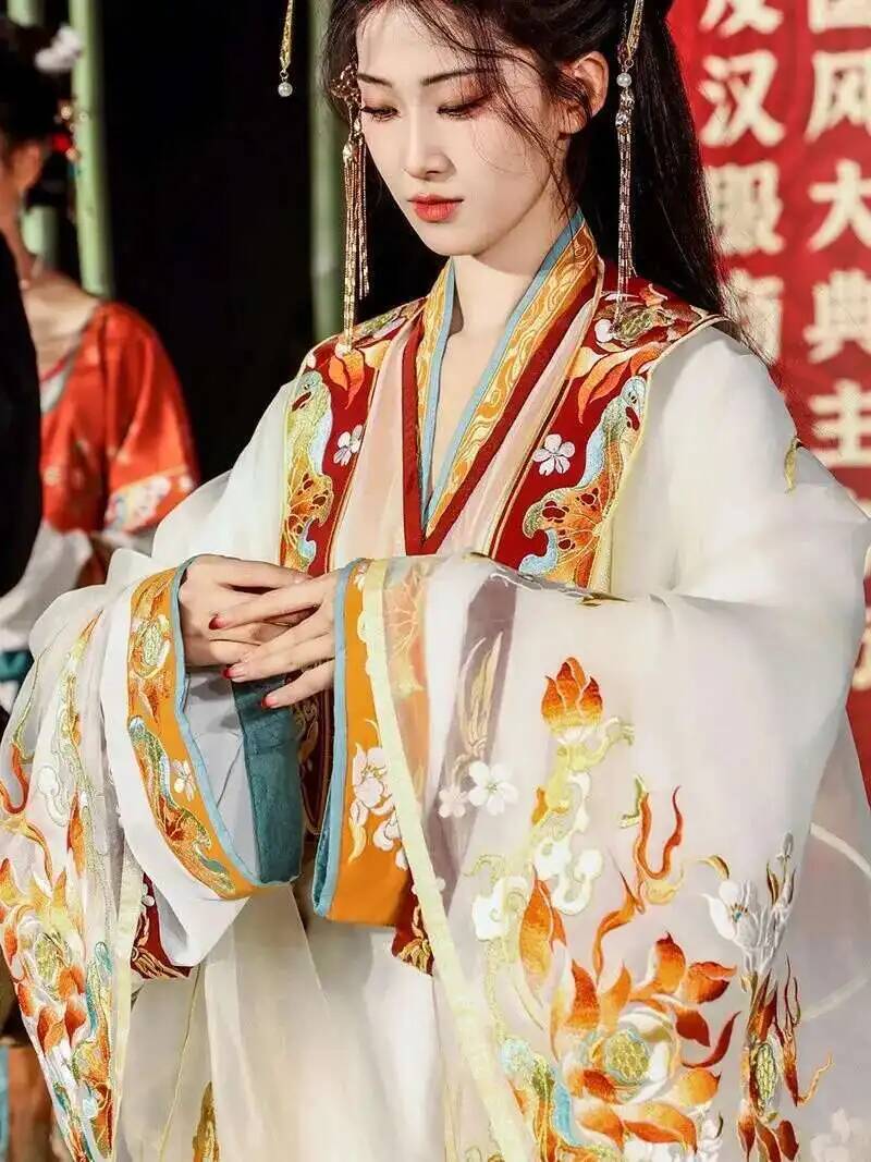 Ming Dynasty Hanfu Embroidery  – Sewing Art Bewertung und Preis